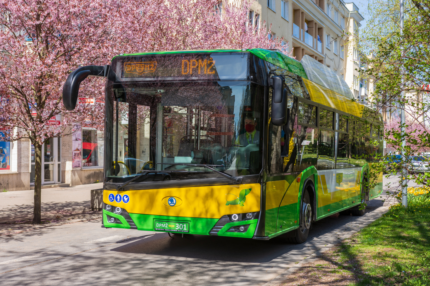 Obrázok trolejbusu na ceste