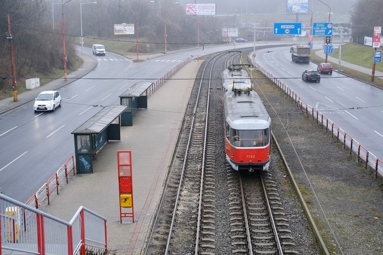 Obrázok električkovej trate v Karlovej Vsi