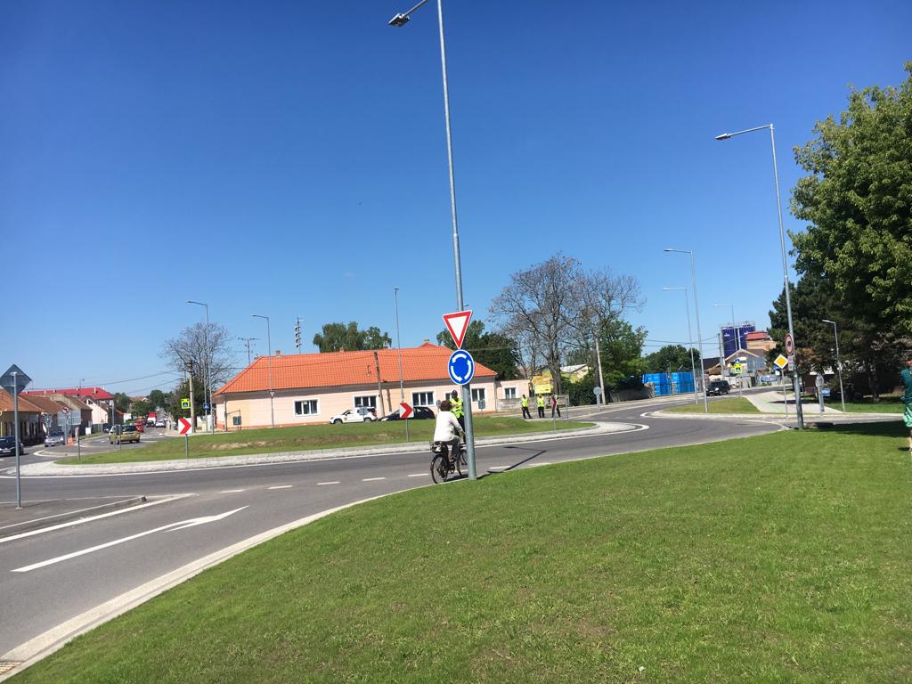 V Štúrove majú novú okružnú križovatku V Štúrove majú novú okružnú križovatku
