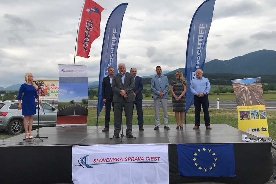 Minister dopravy a výstavby SR Arpád Érsek dnes slávnostne prestrihol pásku na zmodernizovanej ceste I/65 medzi Príbovcami a Turčianskymi Teplicami Minister dopravy a výstavby SR Arpád Érsek dnes slávnostne prestrihol pásku na zmodernizovanej ceste I/65 medzi Príbovcami a Turčianskymi Teplicami.