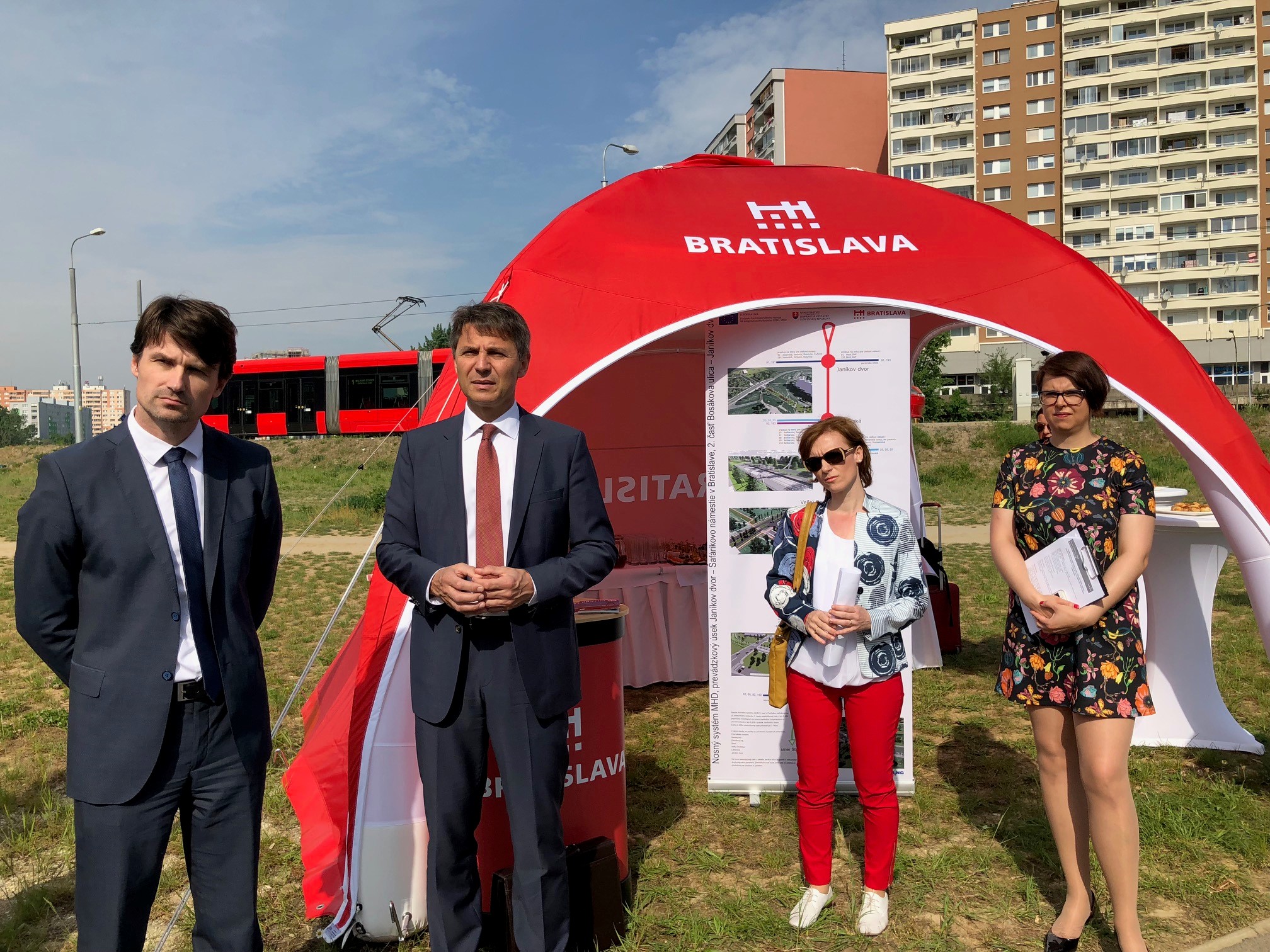 Prehliadka budúceho eurofondového projektu na prípravu vlakov Zľava: Juraj Méry, Ivo Nesrovnal